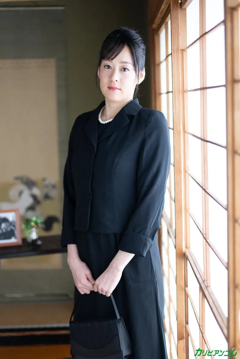 未亡人AV面接 〜亡くなった旦那の借金なんかすぐ返せますよ〜-1