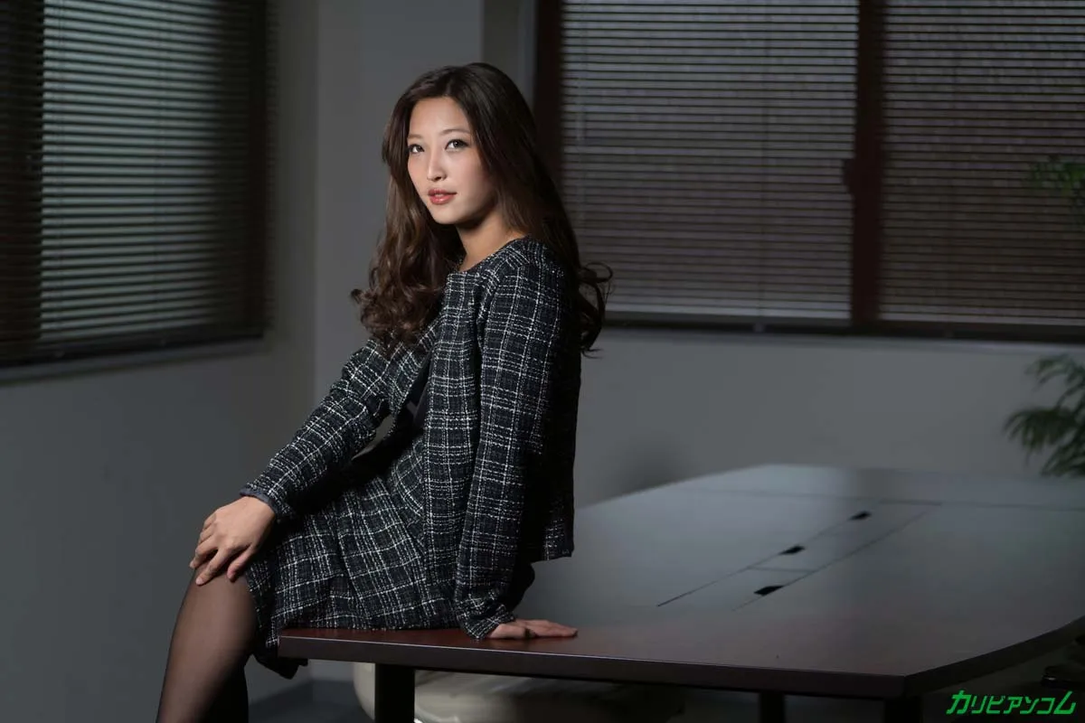 逆セクハラが趣味の淫乱女上司-1