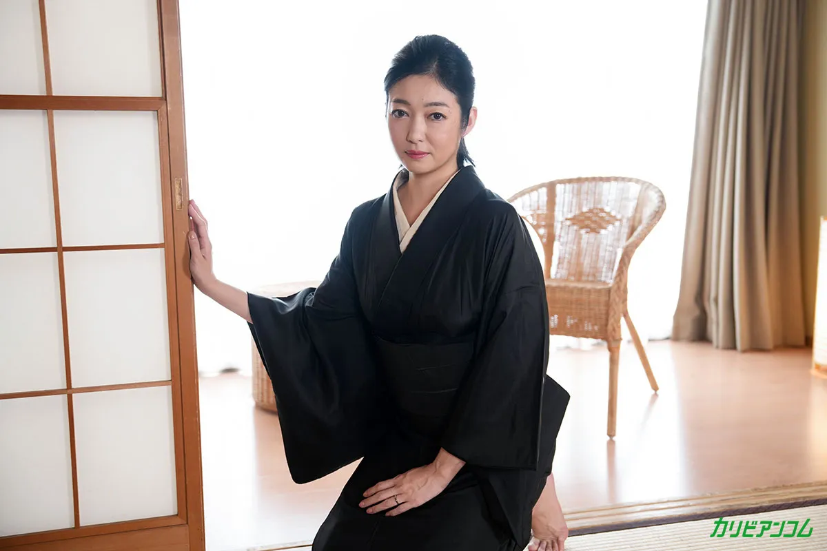 夫の遺影の前で久々の接吻に性欲高まる未亡人-1