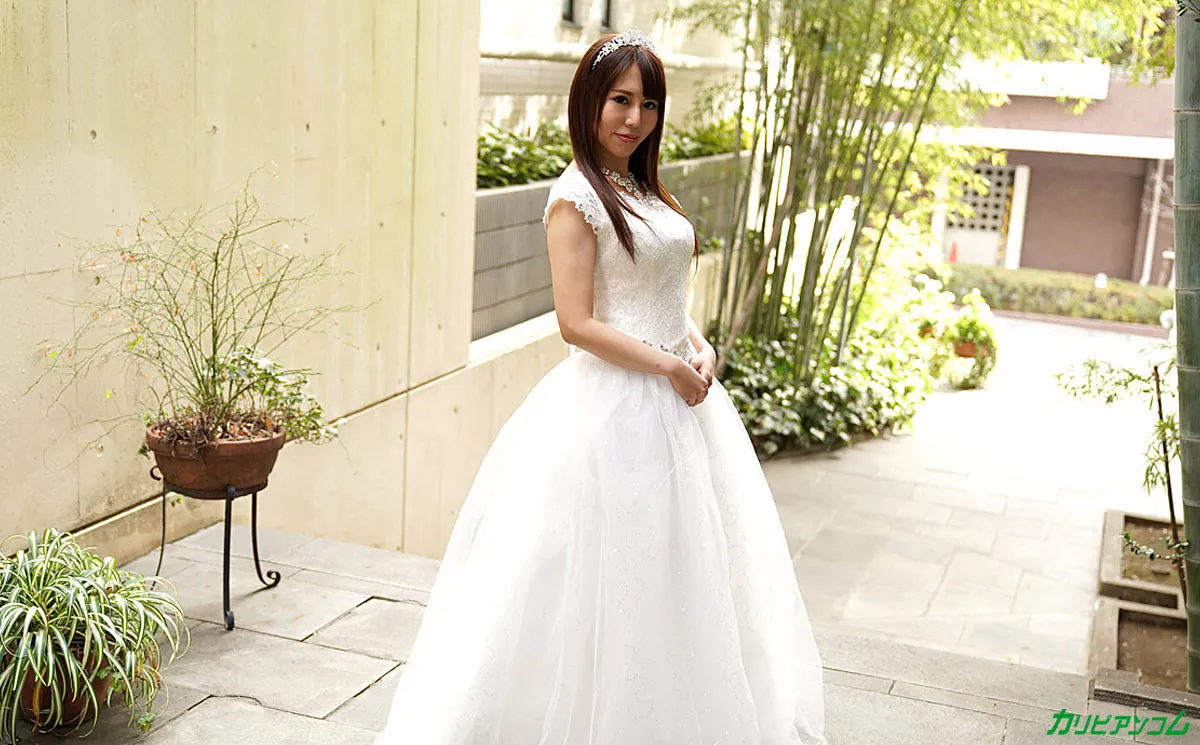 押しに弱い花嫁 〜ドレスの担当者と挙式前夜に中出しNTR〜-1