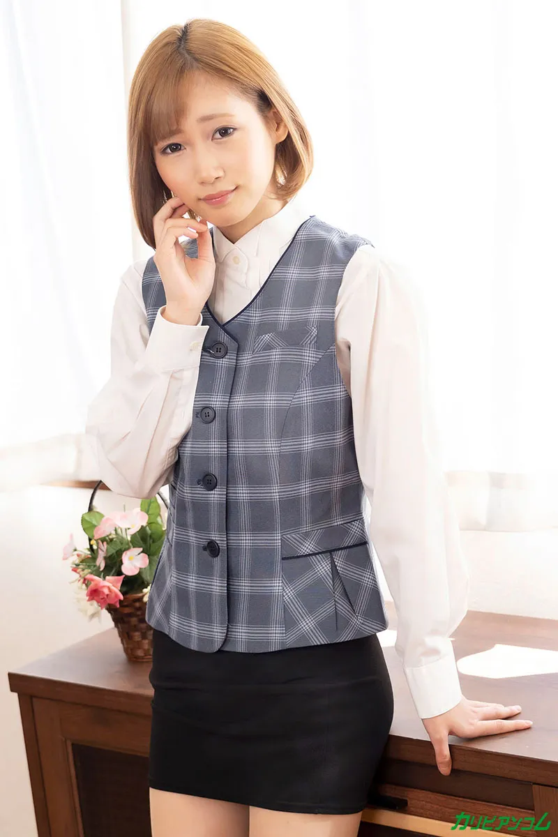 会社のみんなにはナイショ！僕だけの甘えんぼ受付嬢-1