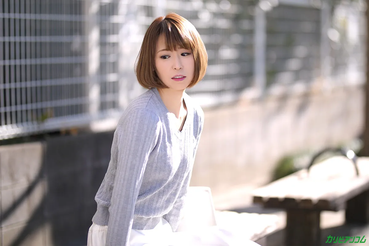 絶賛使用中のパンティを買求めるなら桃尻人妻が狙い目-1