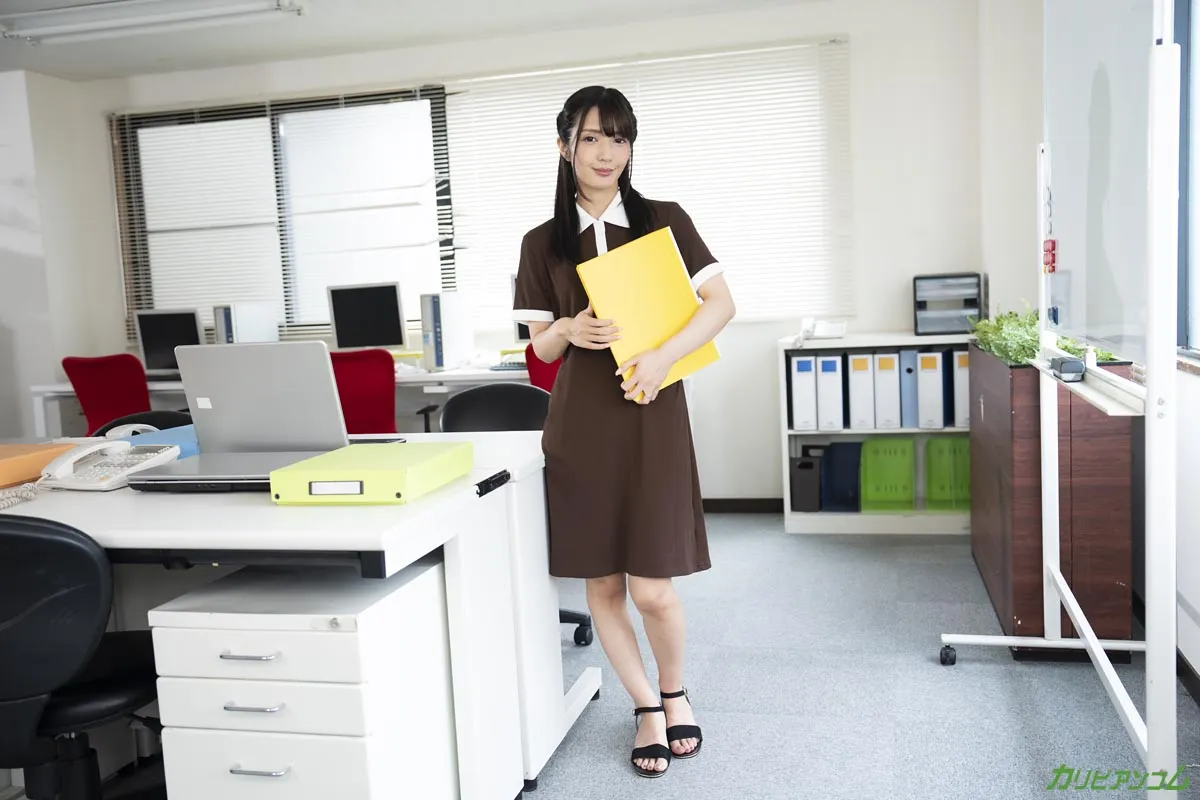 暇な会社で時間つぶしに人妻の先輩と体を重ねました-1