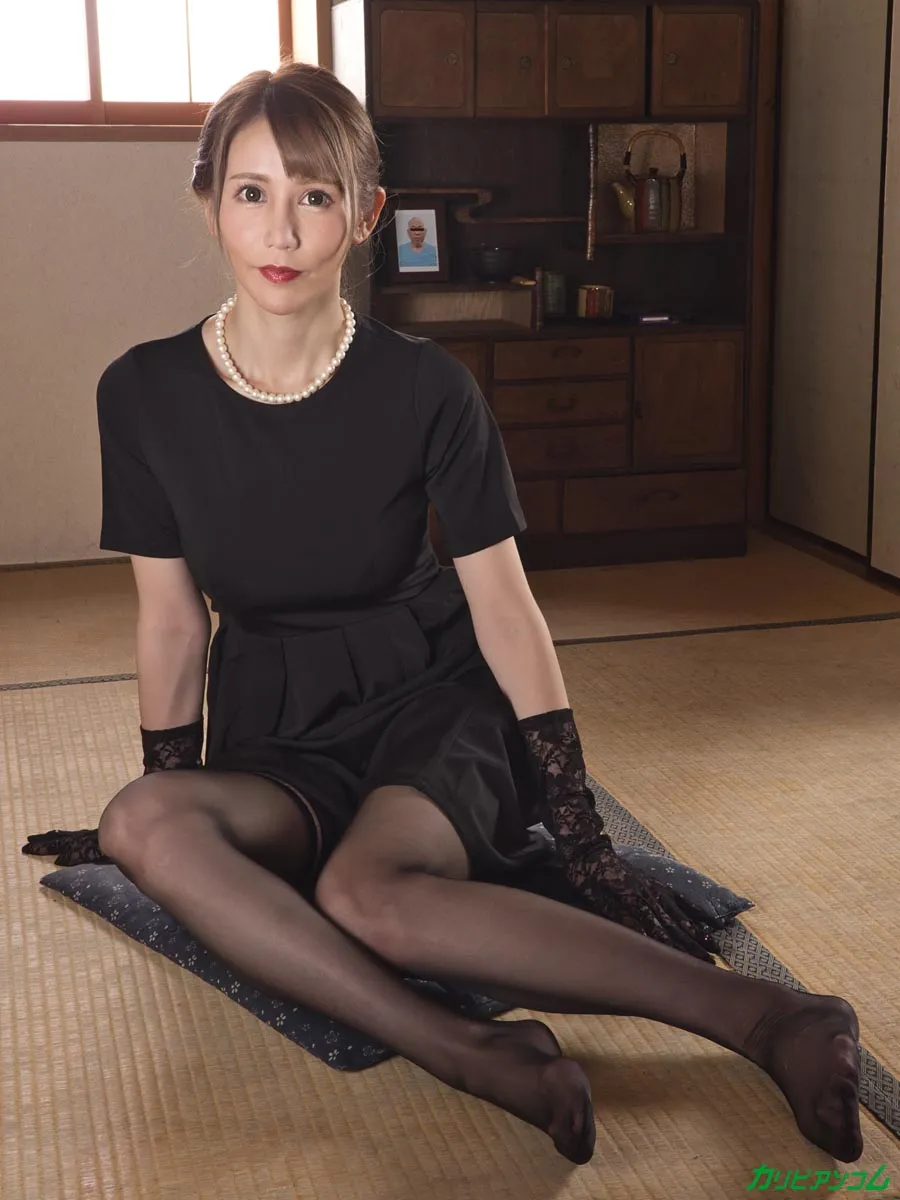 四十九日の未亡人 〜ずっと触ってみたかった男とダメよと言いながら腰を振る女〜-1