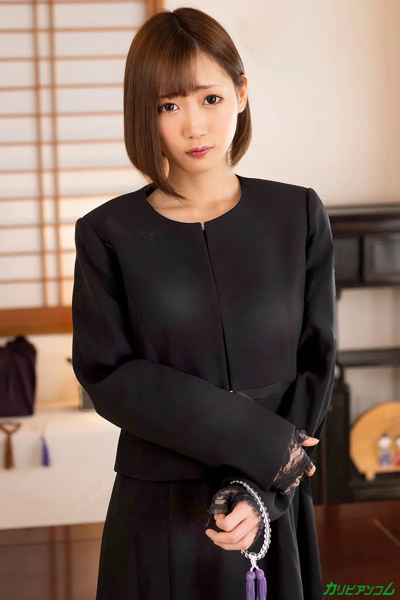 夫の遺影の前で気が狂うほど絶頂する未亡人-1