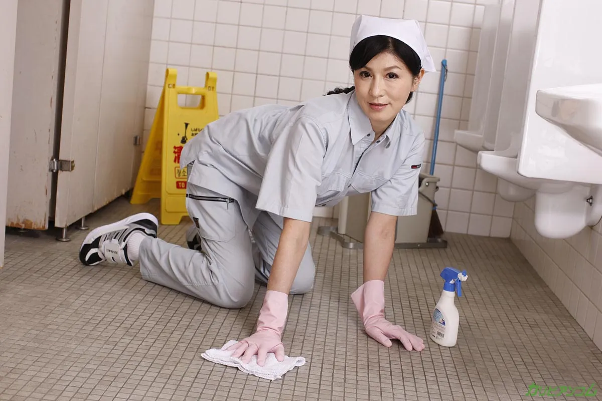 掃除のおばちゃんの裏の顔-5