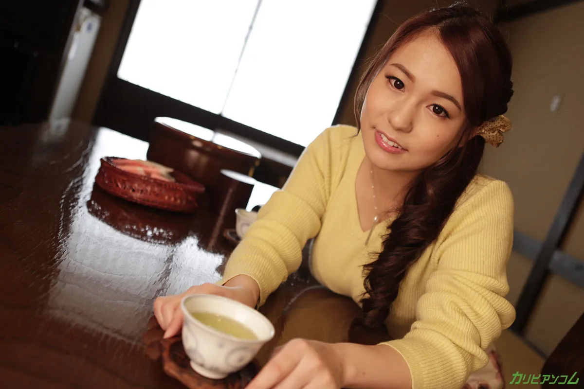 人妻不倫旅行 〜チンポをしゃぶりながら旦那さんに電話してみようか〜-4