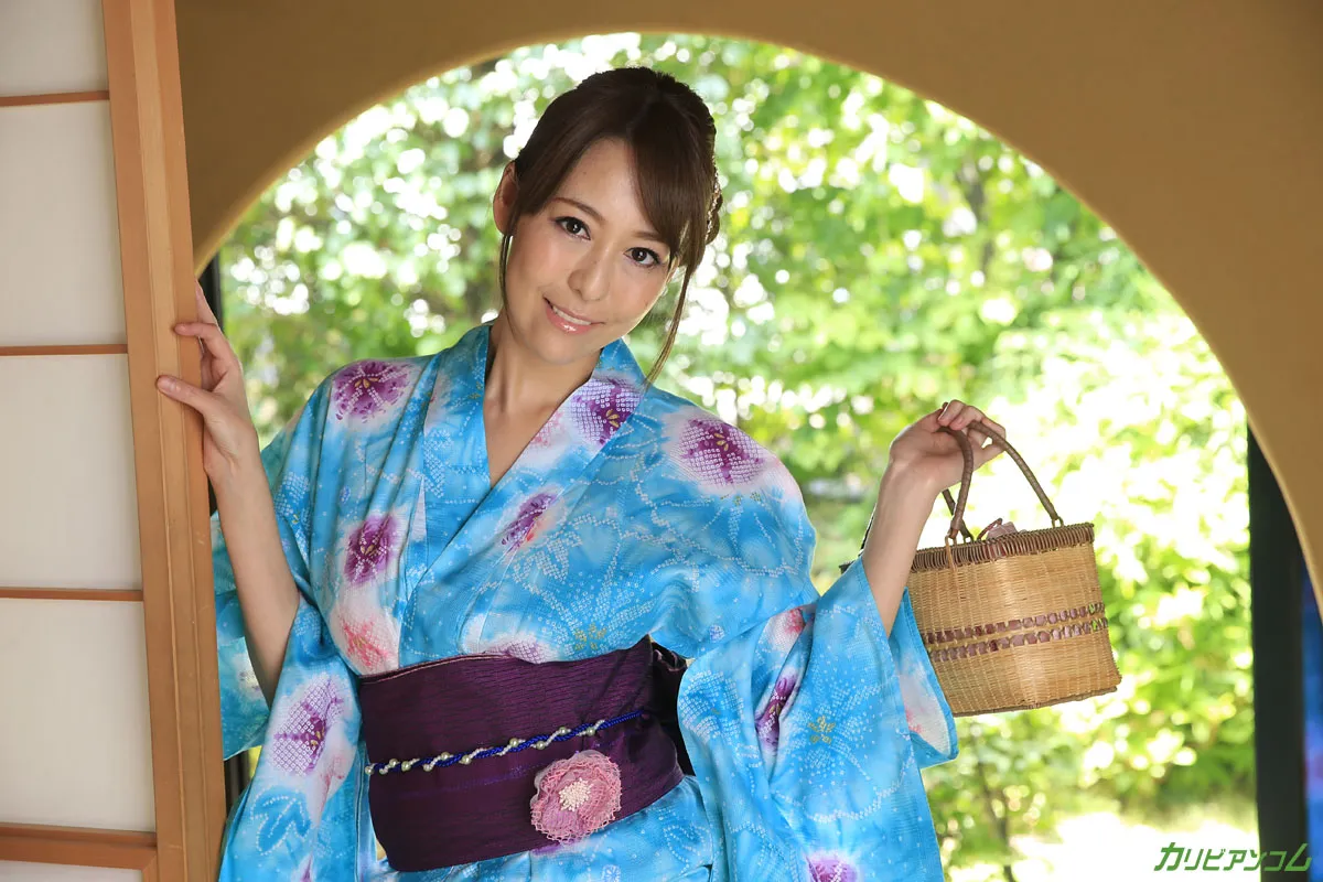 アナル挿入で歪む浴衣美女の顔-1