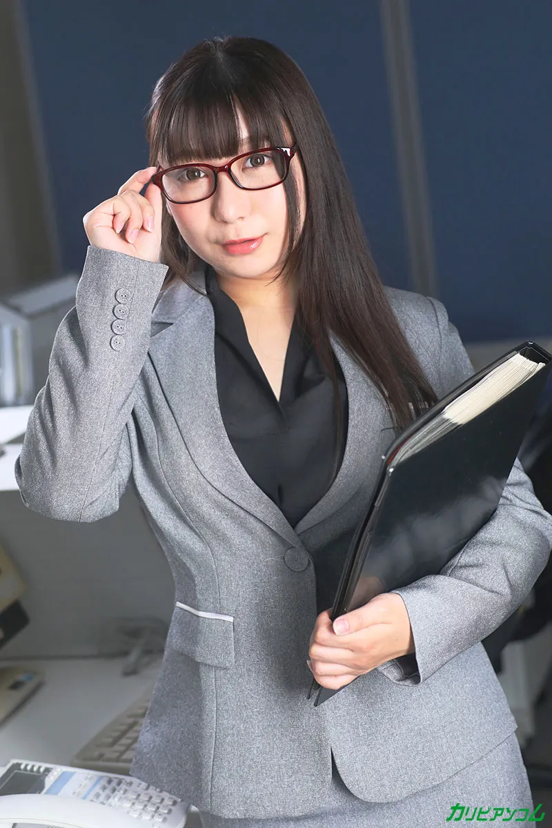 2人きりの社内でサシ飲み！欲求不満で持て余しているパイセンのデカパイを揉みたくなった！-1