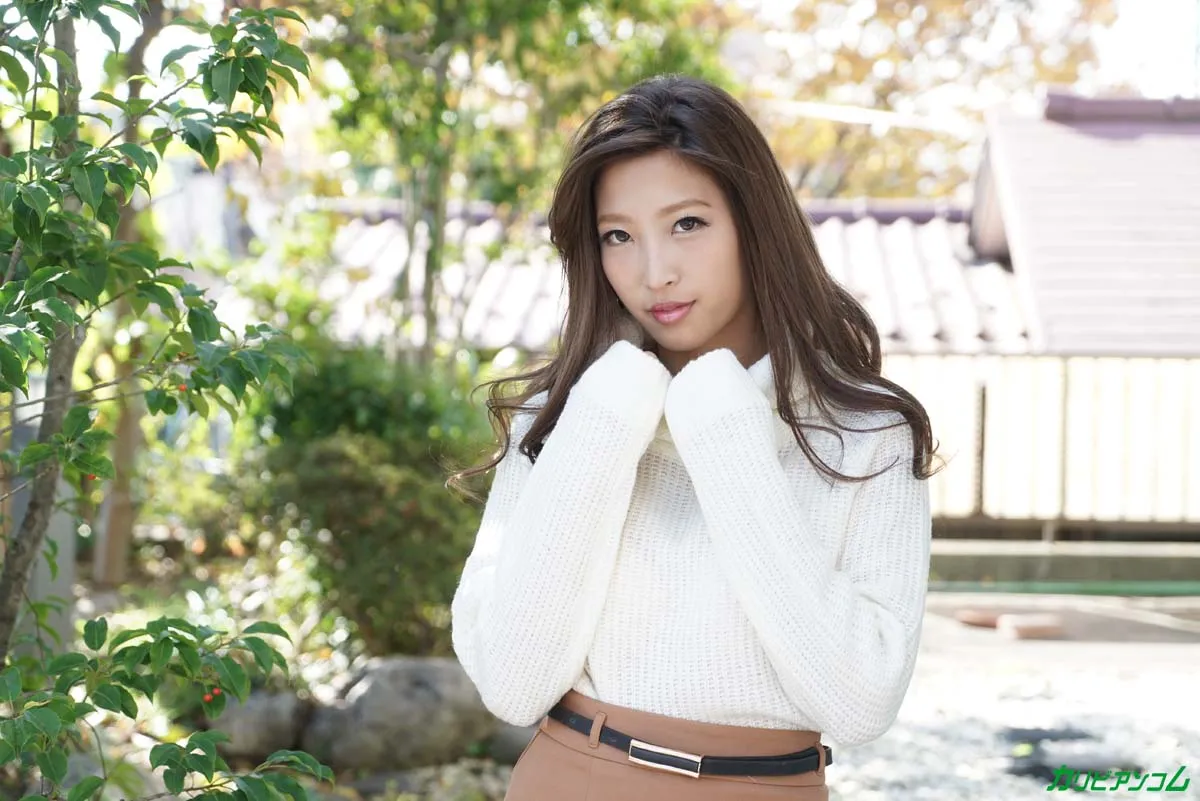 年上男性にマウントして妖艶な身体をくねらせる-1