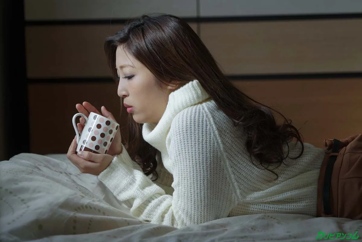 年上男性にマウントして妖艶な身体をくねらせる-2