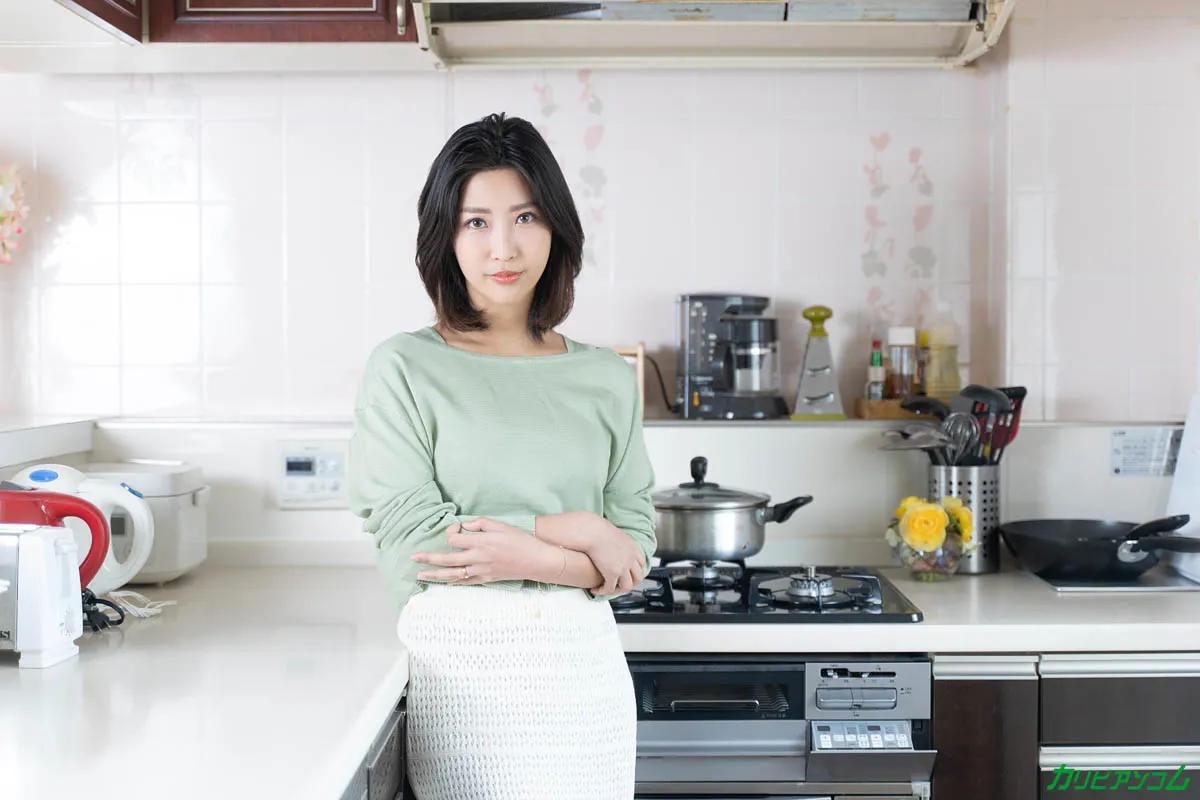 私の身体をジロジロ見てくる息子の同級生にしたイケナイ遊び-1