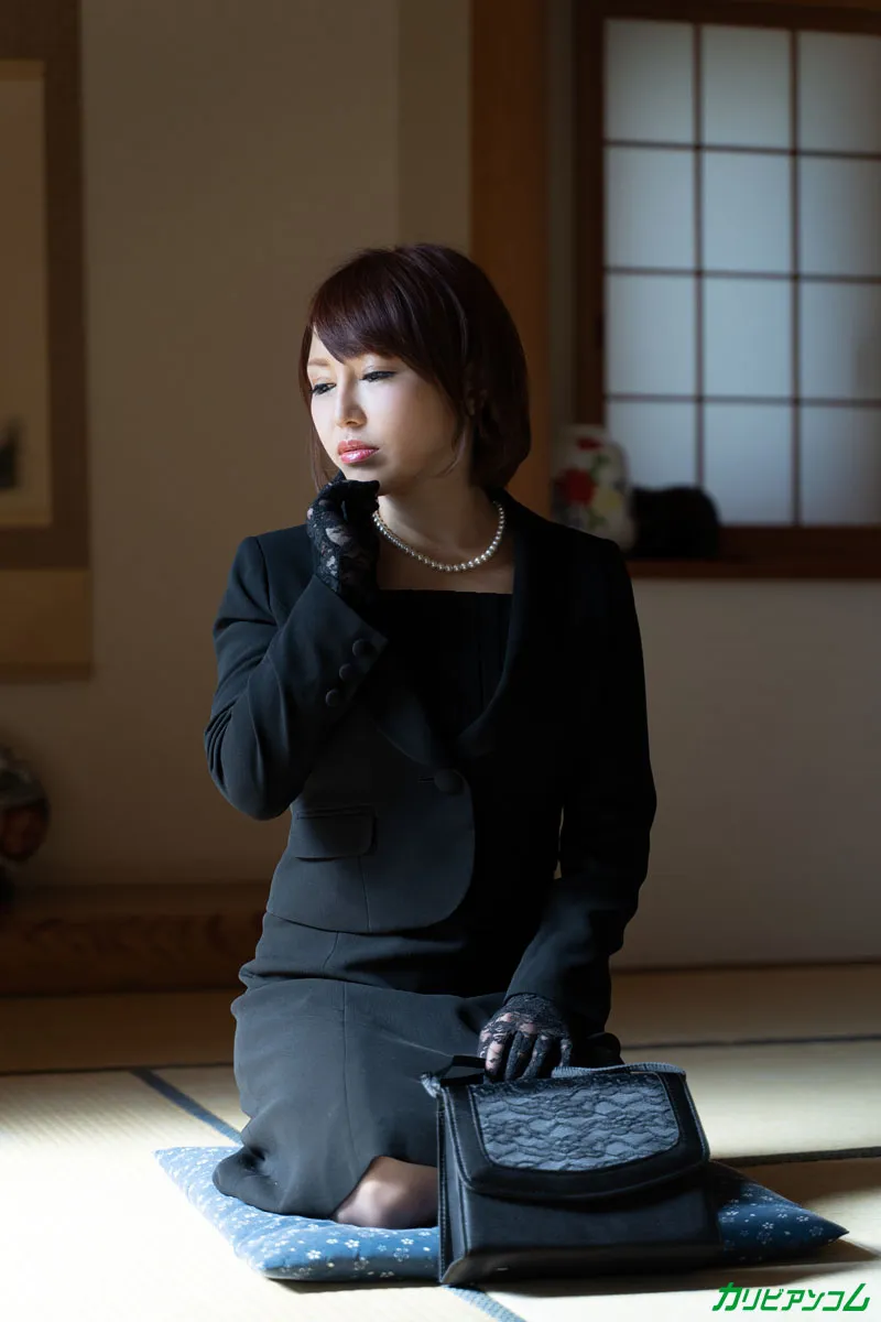 夫の遺影の前で理不尽な義兄のヤり口に思いがけず感じてしまった未亡人-1