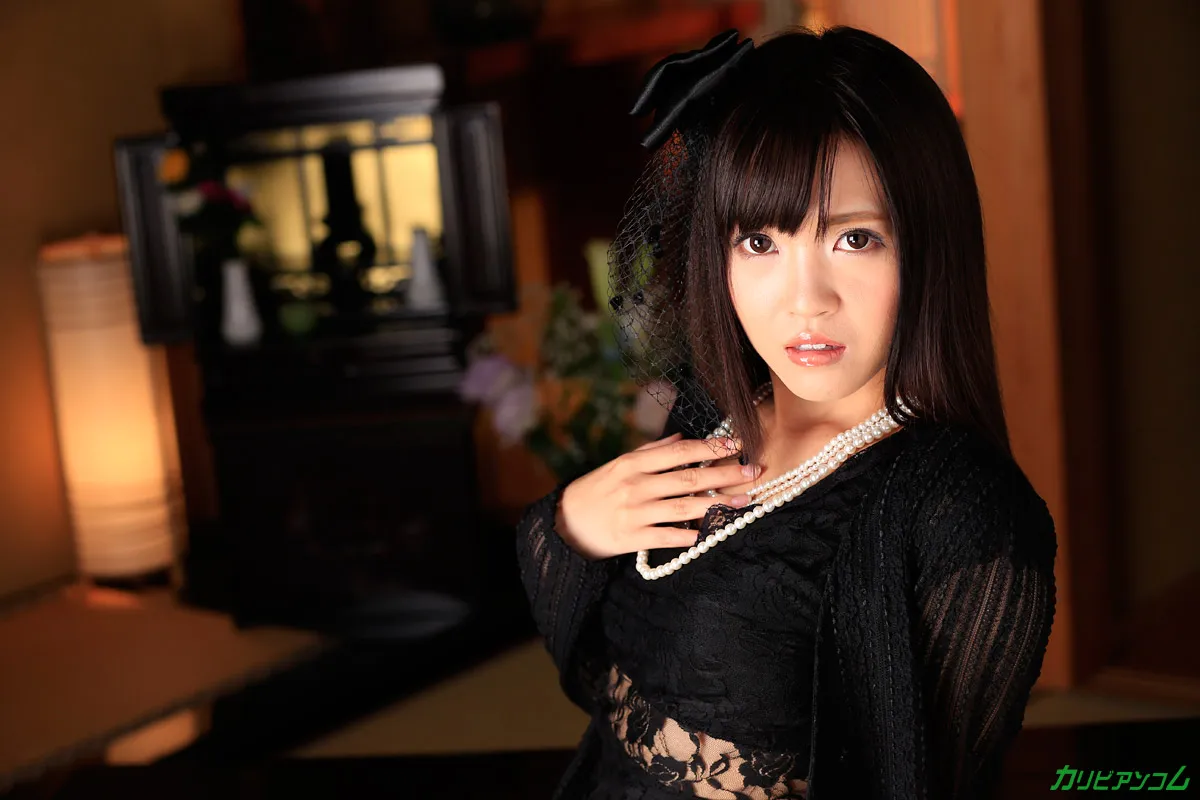 障子の向こうで未亡人が和尚に抱かれてた-1