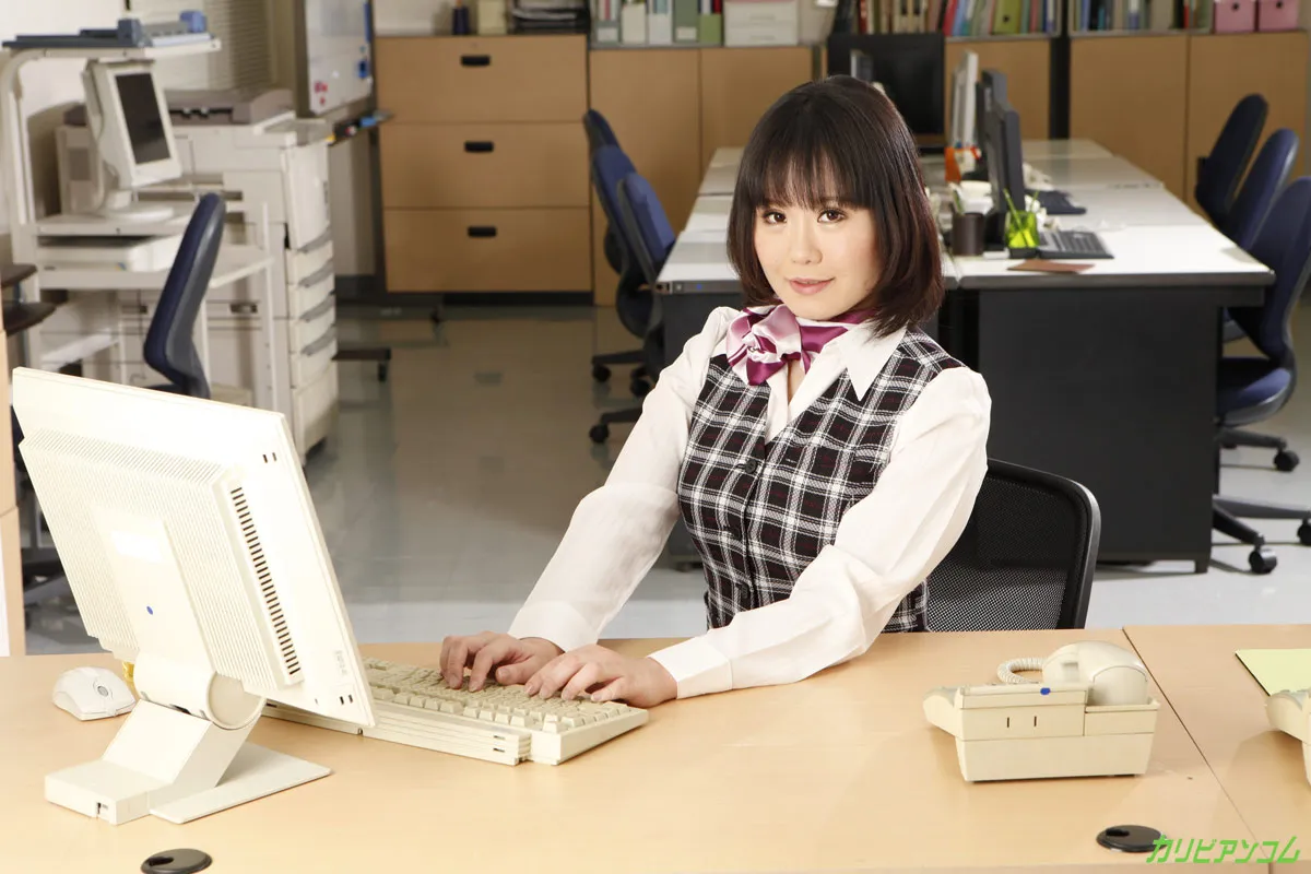 嫌と言えない旅行代理店の女-1