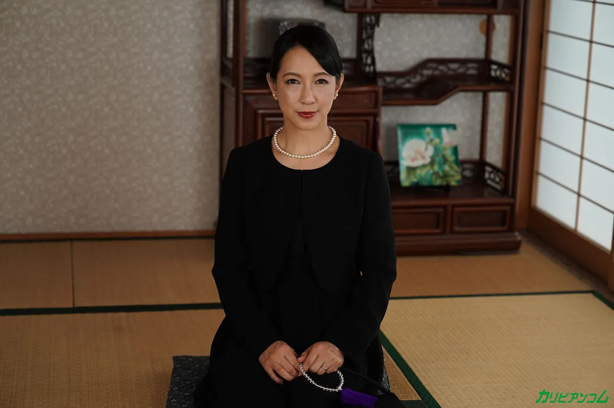 夫の遺影の前で謝罪絶頂しまくる未亡人-1