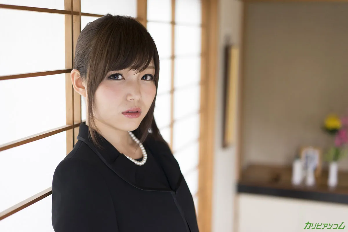 亡き夫の借金返済の為に喪服を剥ぎ取られた未亡人-1