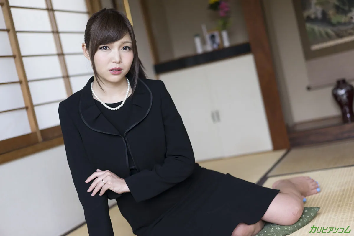 亡き夫の借金返済の為に喪服を剥ぎ取られた未亡人-3