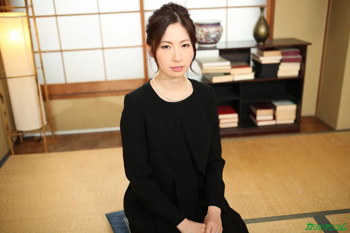 二穴同時挿入の快感を覚えた未亡人-1