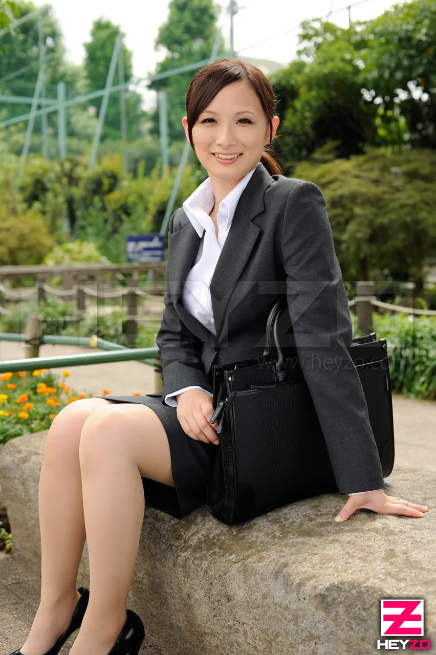 ミスコン1位の色白美巨乳娘を面接で3P生ハメ！-1