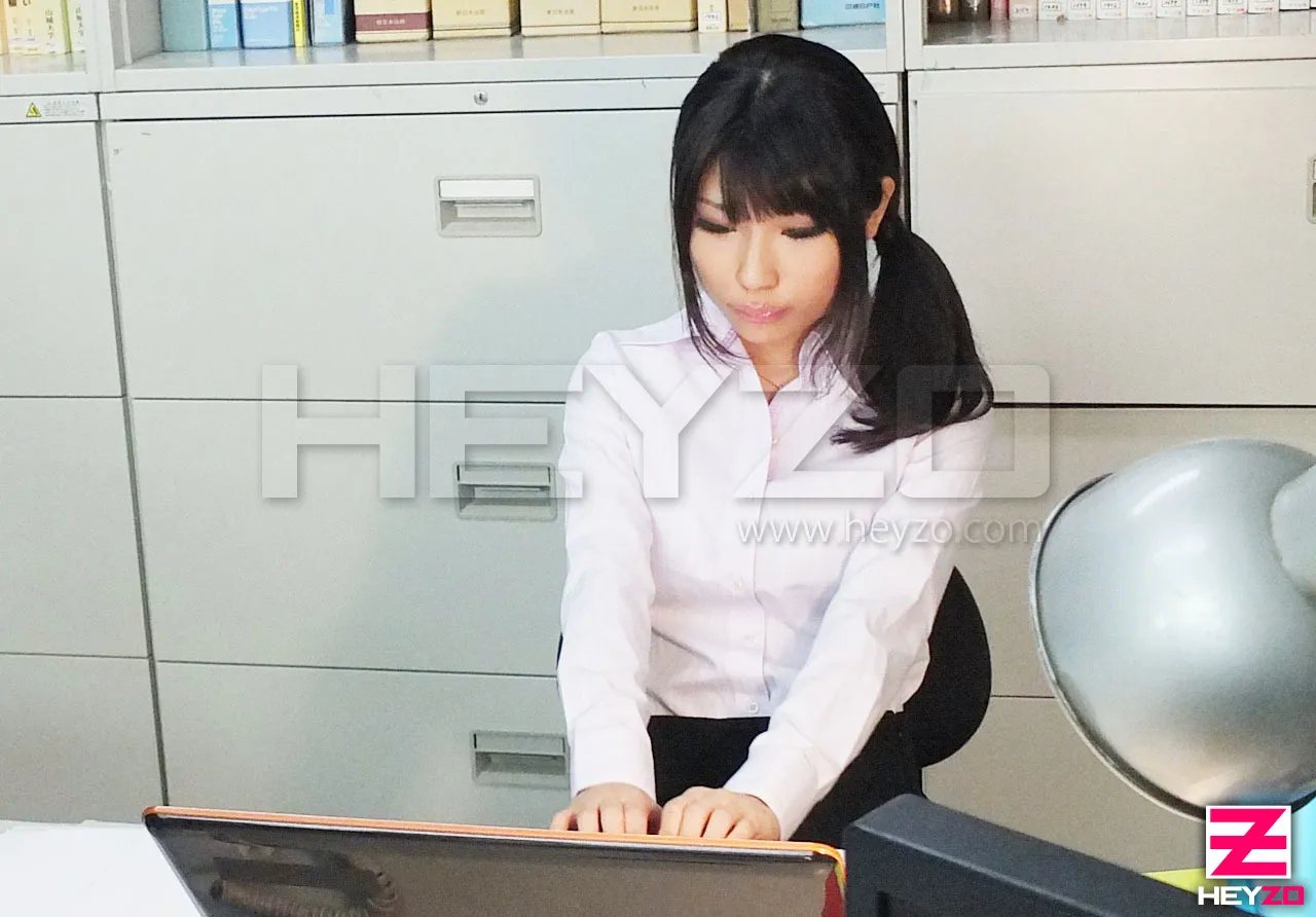 天使と悪魔がロリ系のOLのパイパンを奪い合い！-2