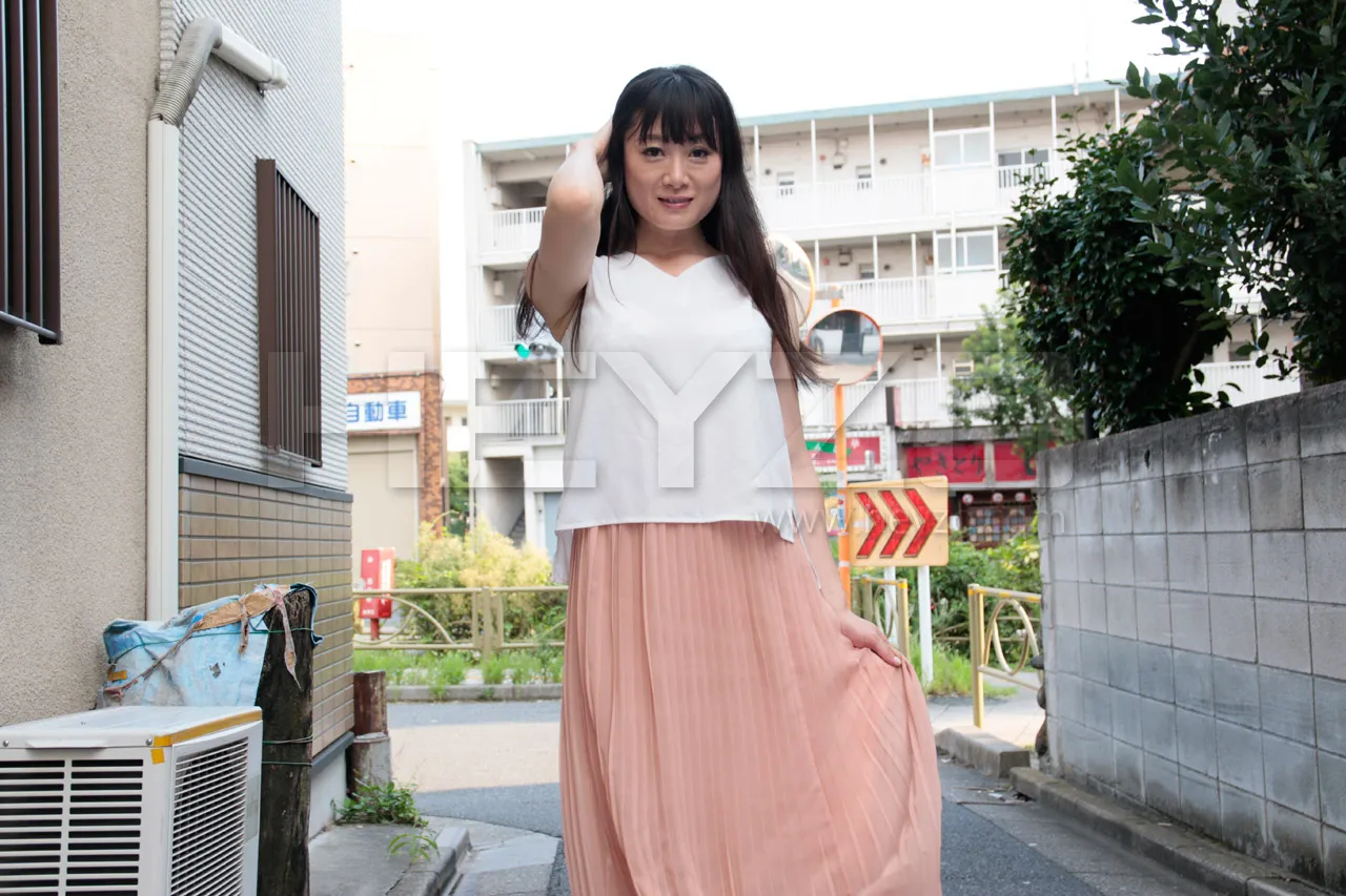 人妻を汚す！～スキンケア商品でお肌もアソコもスベスベに～-1