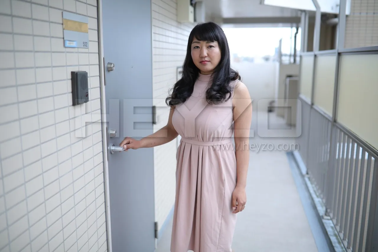 玄関先で素っ裸！-1