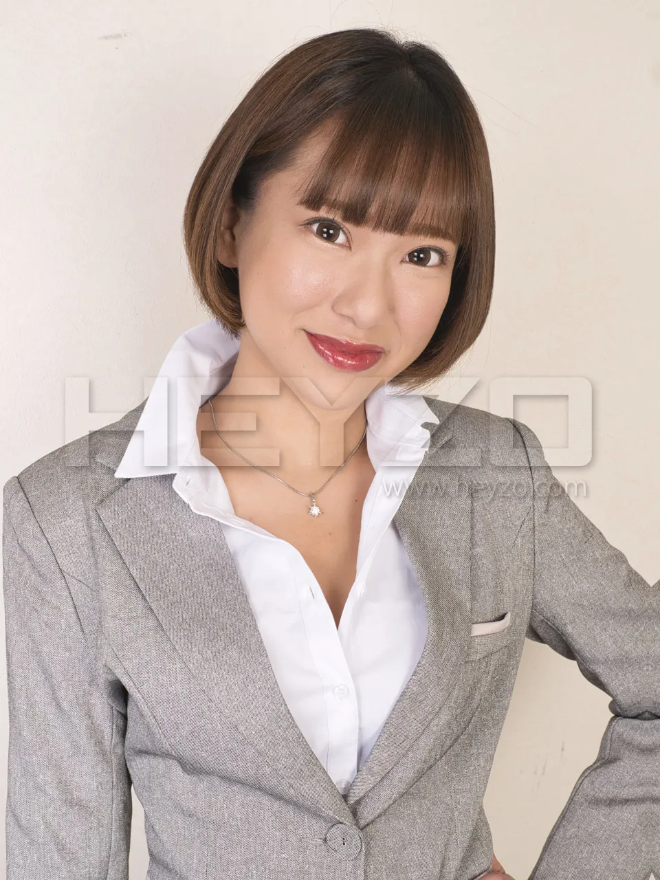 色白美乳OLをオフィスでヤる！-1