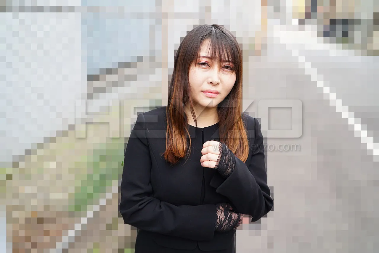 喪服でAV撮影にやってきた未亡人-1