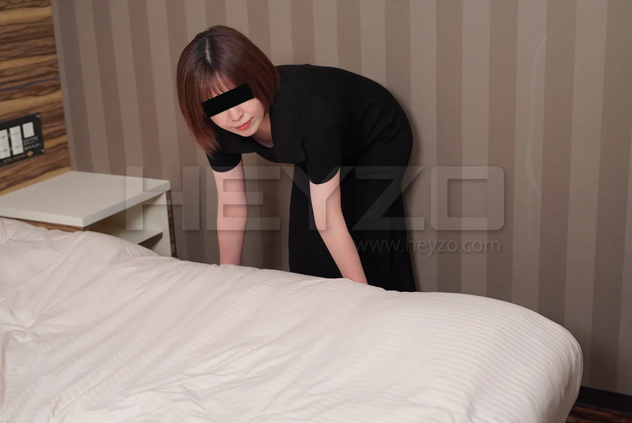 ホテル従業員が美熟女だったので、思わずヤッちゃいました！-1