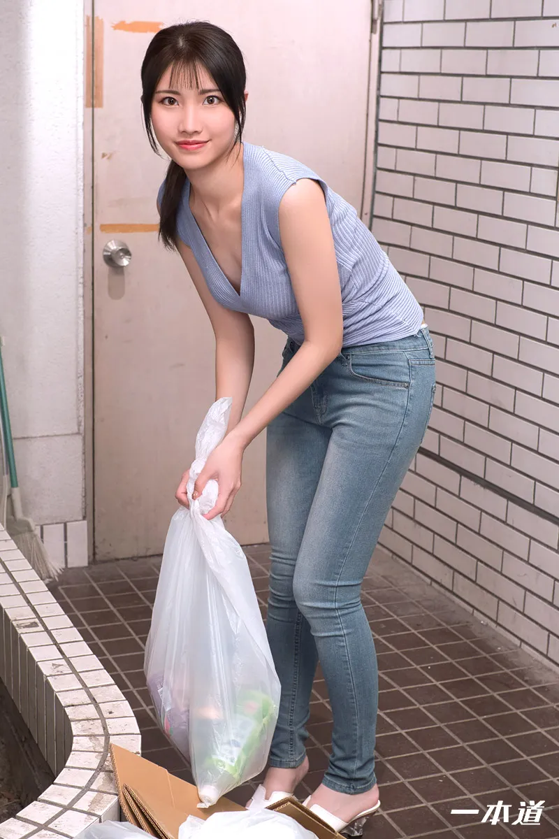 朝ゴミ出しする近所の遊び好きノーブラ奥さん 赤坂桃子-4