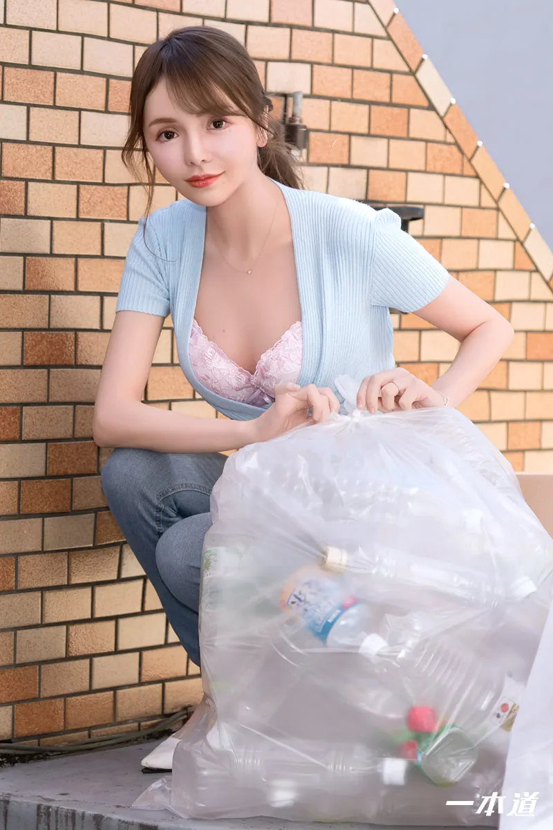 朝ゴミ出しする近所の遊び好きノーブラ奥さん 弘中れおな-2