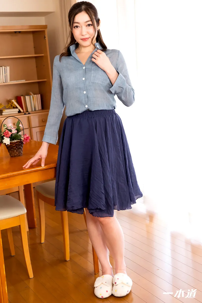 まんチラの誘惑 〜パパ友を誘惑する欲求不満MAXの人妻〜-1