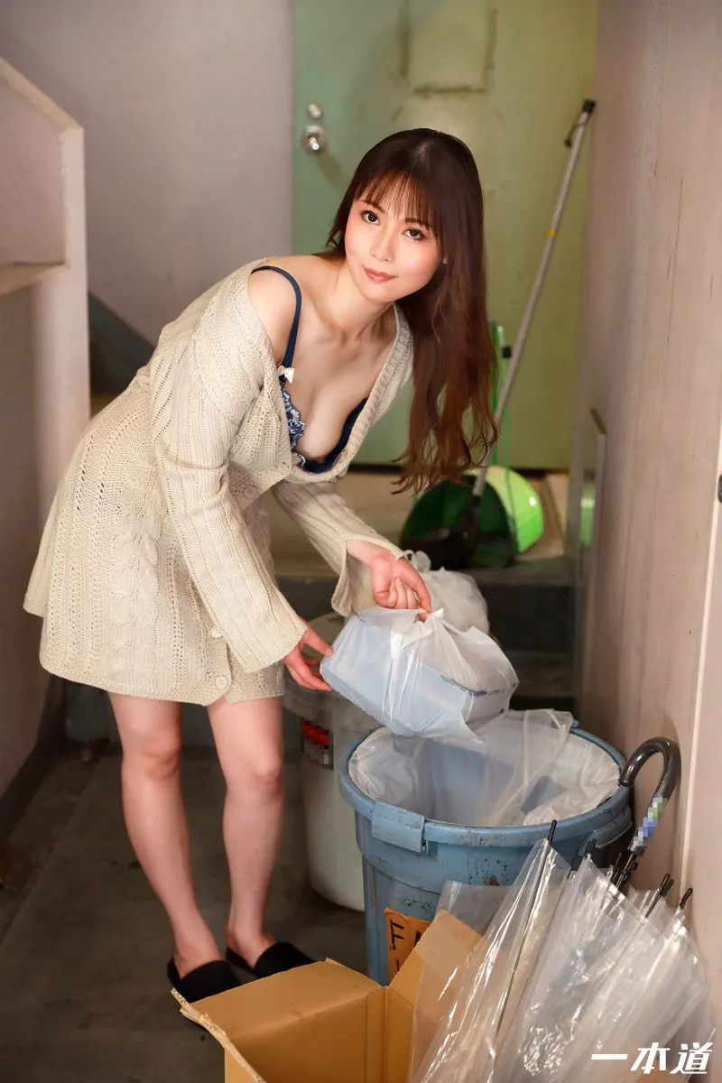 朝ゴミ出しする近所の遊び好きノーブラ奥さん 椿レオ-2