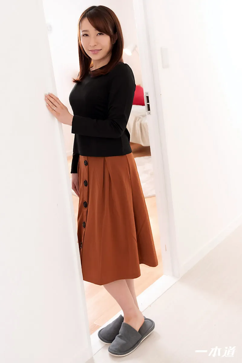 まんチラの誘惑 〜押しが強いナイスボディのママ友に誘われて〜-1