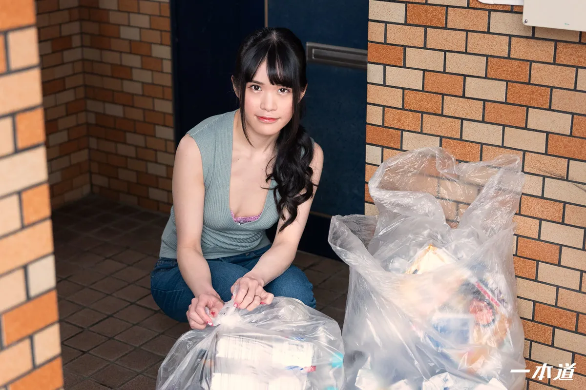 朝ゴミ出しする近所の遊び好きノーブラ奥さん 風間なぎさ-1