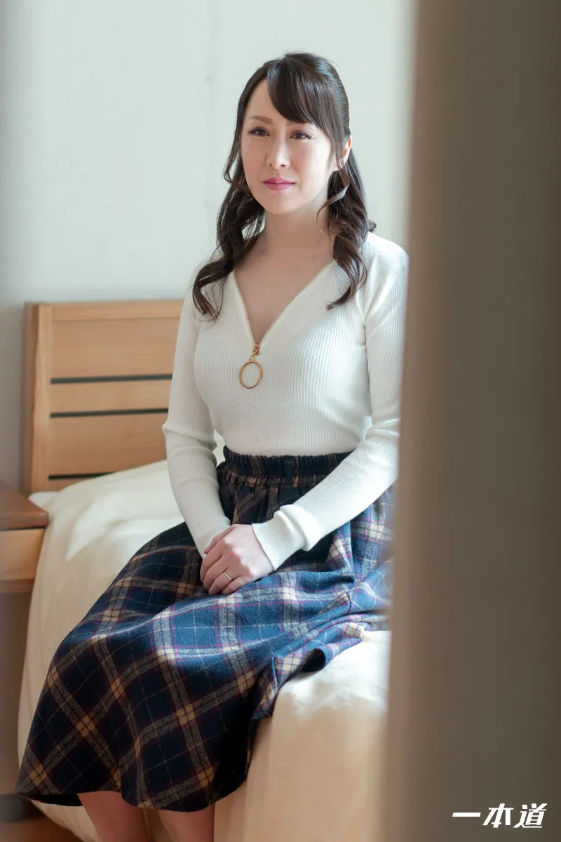 まんチラの誘惑 〜色白美白のドエロい友達のママ〜-2