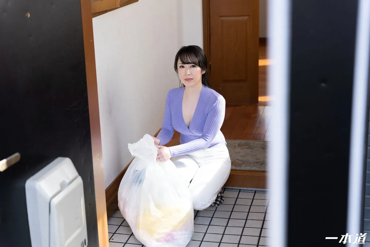 朝ゴミ出しする近所の遊び好きノーブラ奥さん 篠原なぎさ-1