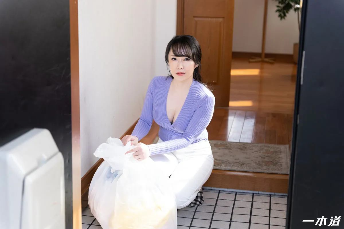 朝ゴミ出しする近所の遊び好きノーブラ奥さん 篠原なぎさ-2