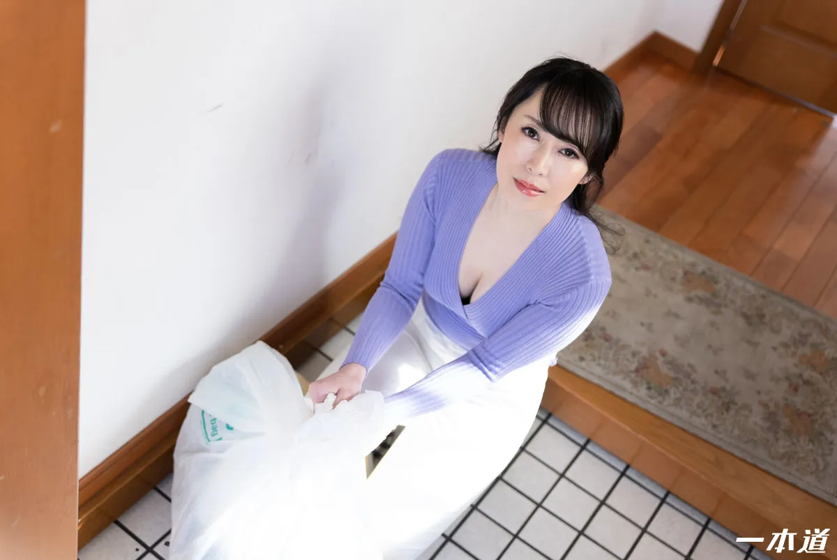 朝ゴミ出しする近所の遊び好きノーブラ奥さん 篠原なぎさ-5