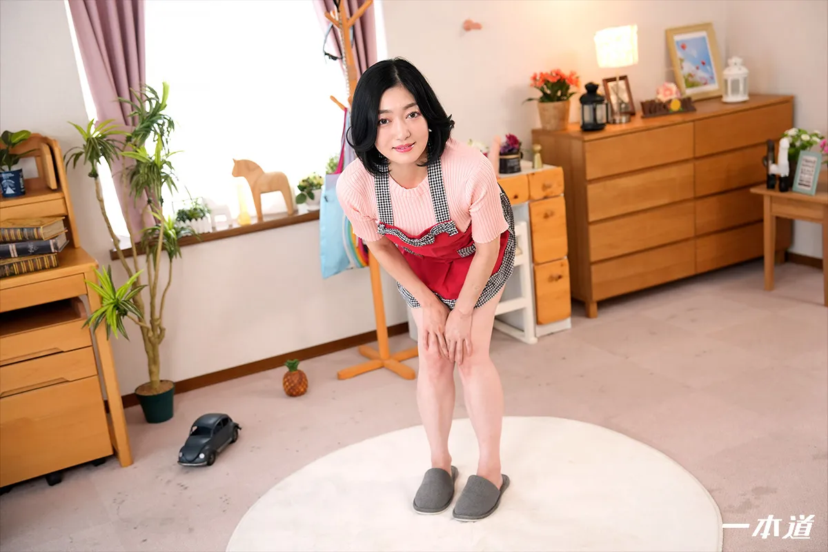 ムスコの保育士さんと裸エプロン姿で不倫性交-1