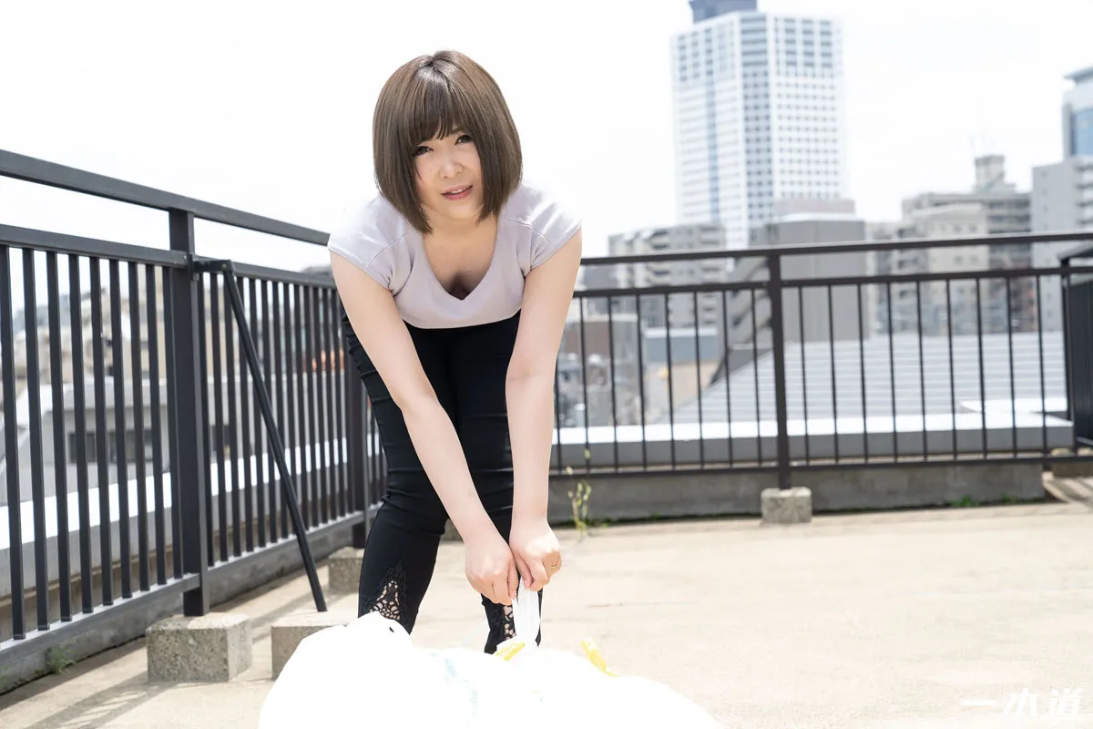 朝ゴミ出しする近所の遊び好きノーブラ奥さん 海咲なみ-2
