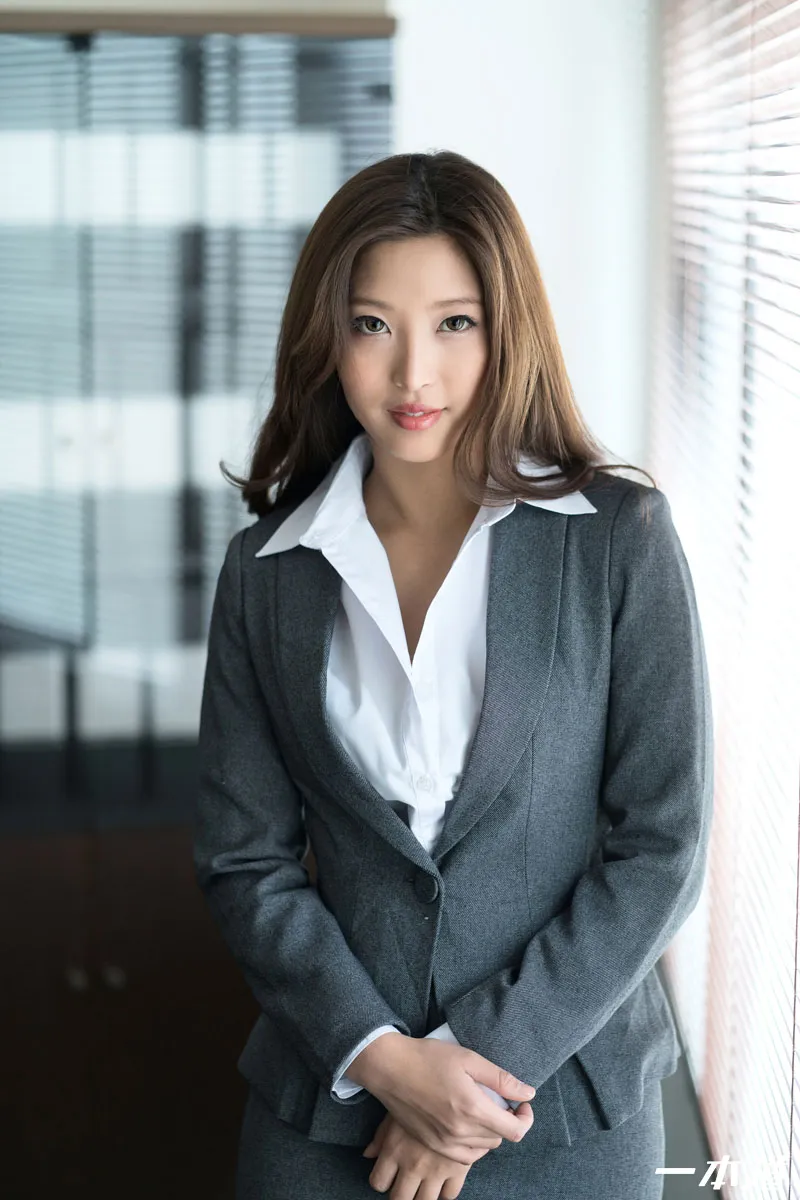 えみりはエッチな社長秘書-1