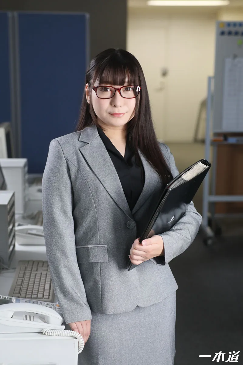 パンツを脱いでもメガネは外しません〜ムッチリスーツがエロい女上司〜-1