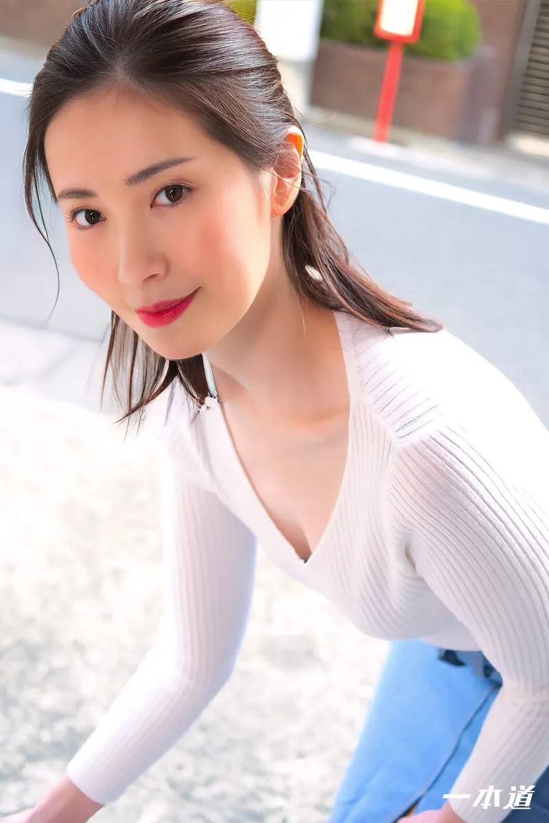 朝ゴミ出しする近所の遊び好きノーブラ奥さん 新城由衣-1