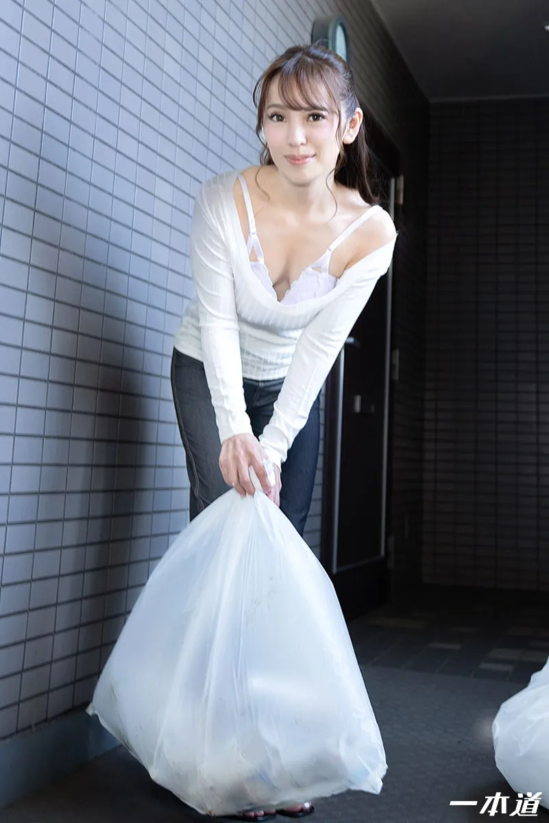 朝ゴミ出しする近所の遊び好きノーブラ奥さん 端希レイナ-1