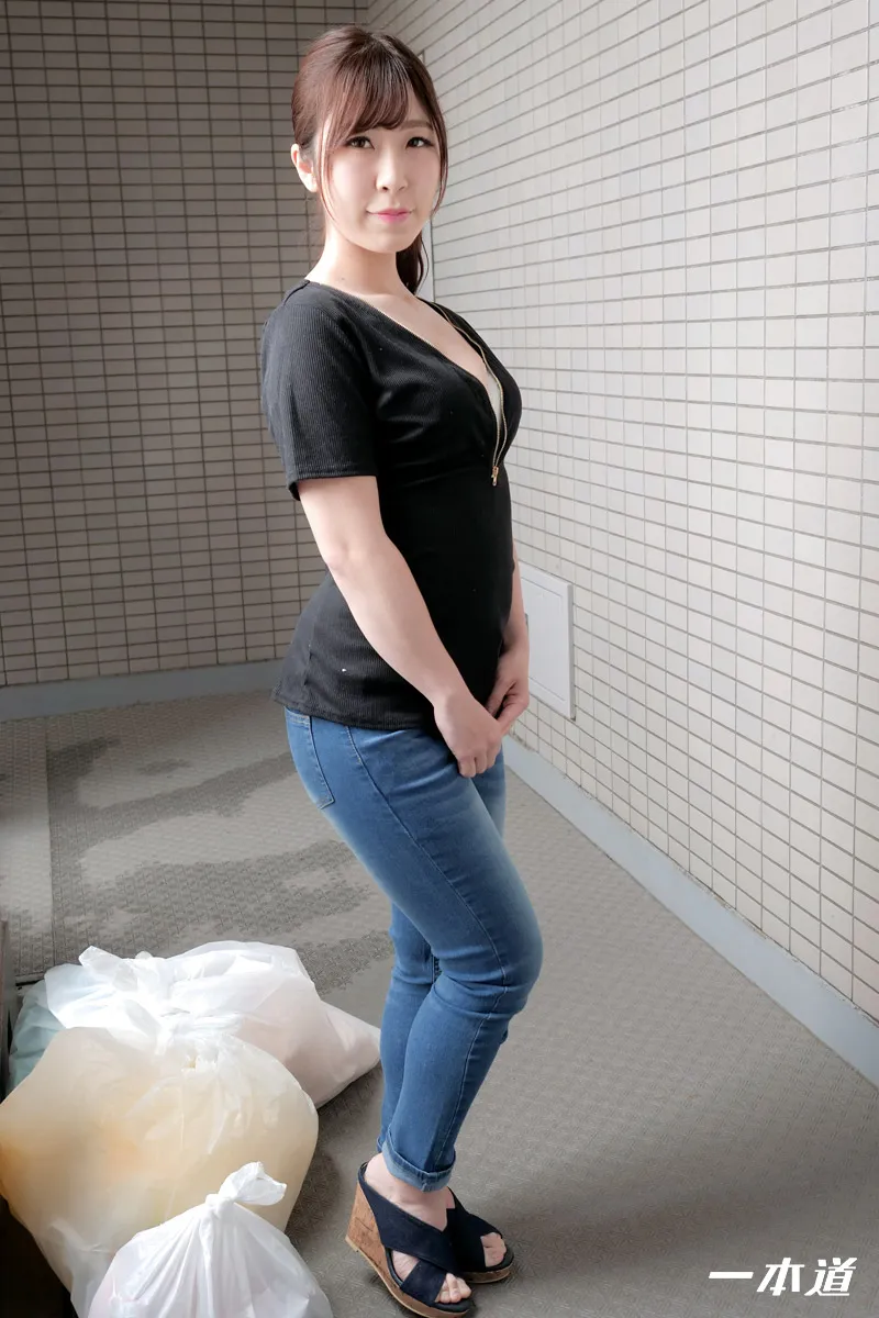 朝ゴミ出しする近所の遊び好きノーブラ奥さん 篠田ゆき-2