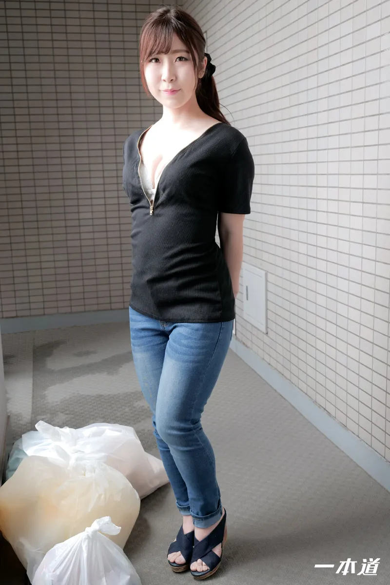 朝ゴミ出しする近所の遊び好きノーブラ奥さん 篠田ゆき-3