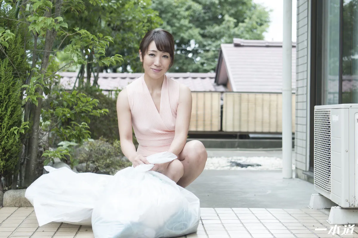 朝ゴミ出しする近所の遊び好きノーブラ奥さん 村上佳苗-1