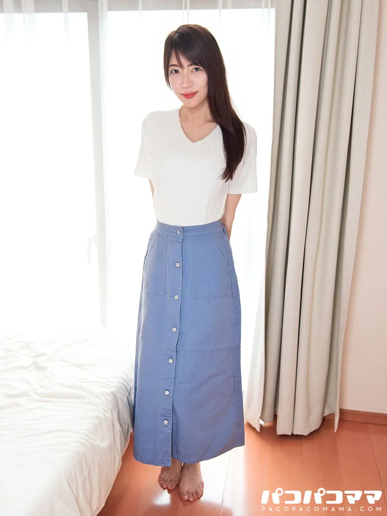 息子の友達を誘惑する我慢できないドスケベママ-1